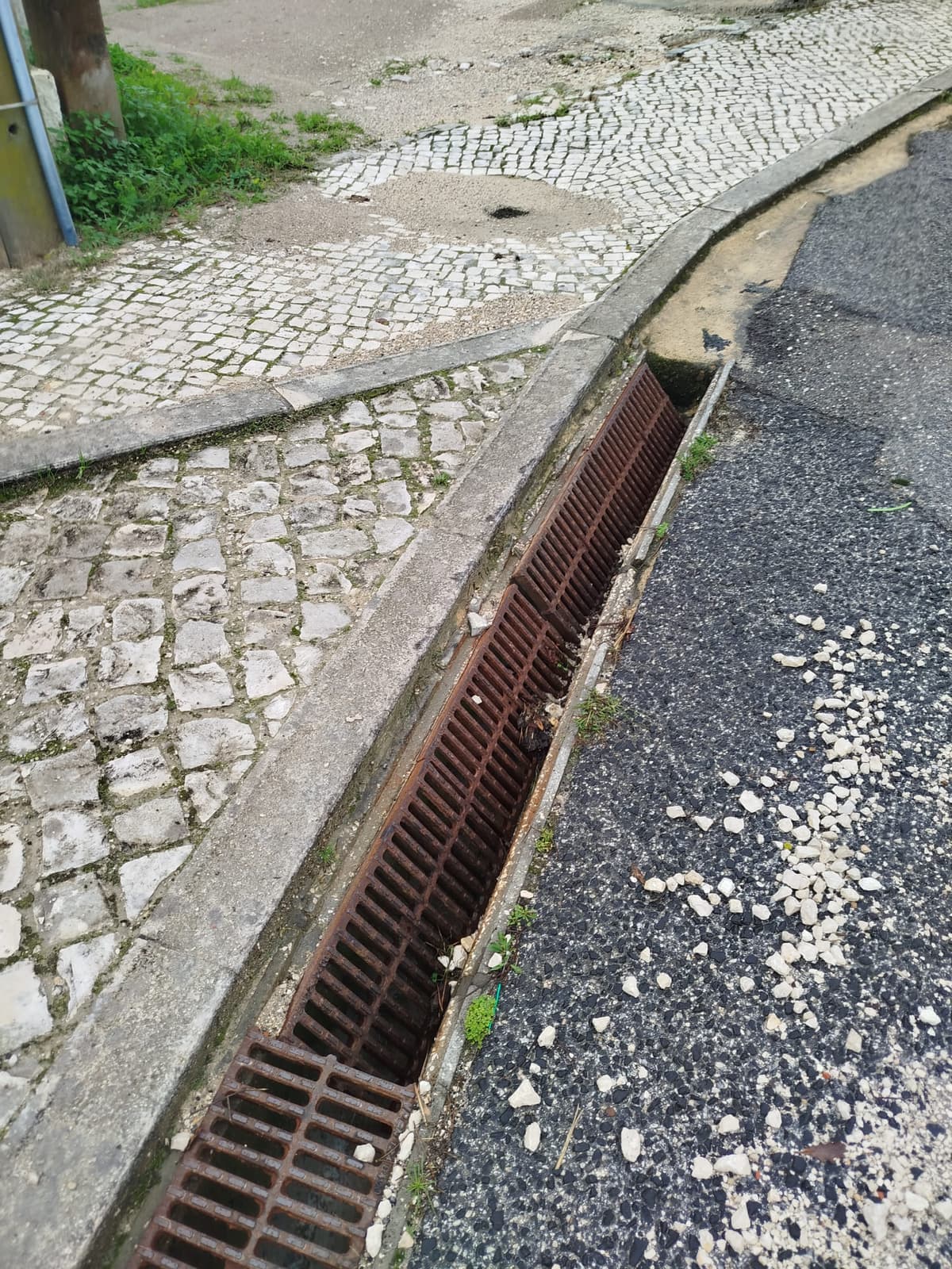 Tampa de escoamento solta